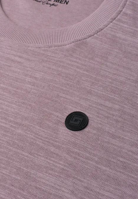 Ein helllila Herren-T-Shirt mit Rundhalsausschnitt und kleinem schwarzen Logo auf der Brust.