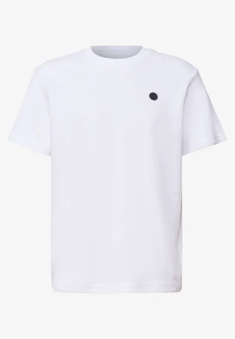 Wit T-shirt met een kleine zwarte stip op de linkerkant van de borst.