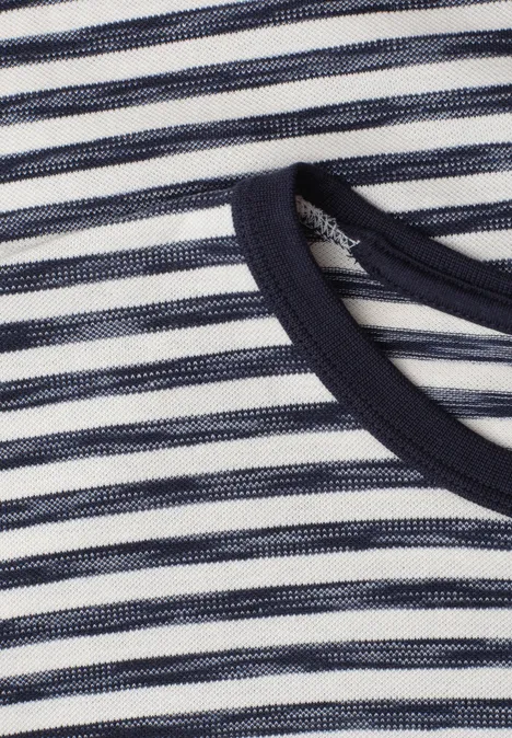 Nahaufnahme eines weiß-dunkelblau gestreiften Shirts mit dunkelblauem Halsausschnitt