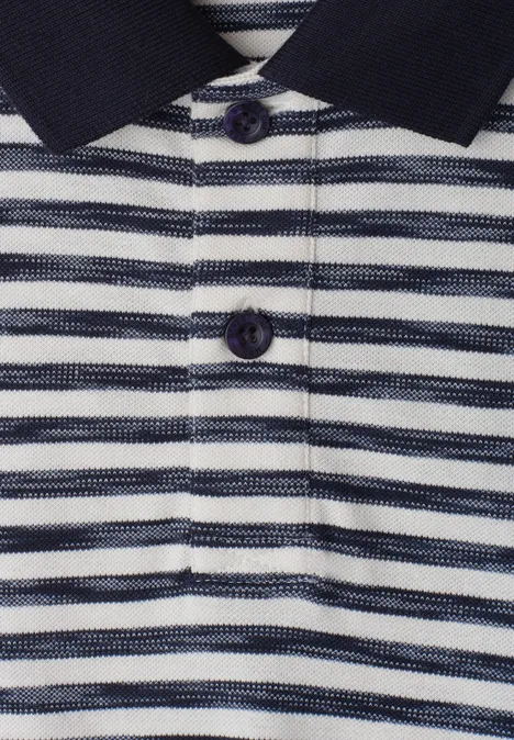 Nahaufnahme eines gestreiften Poloshirts mit dunkelblauem Kragen und weißen sowie dunkelblauen Querstreifen.