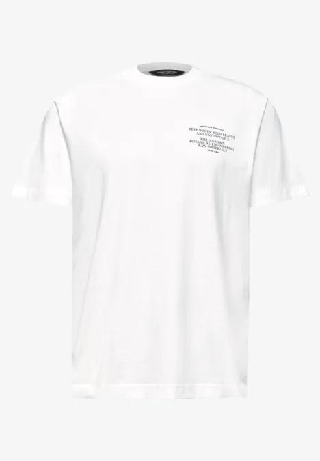 Ein schlichtes weißes T-Shirt mit kurzem Arm und kleinem schwarzem Schriftzug auf der linken Brust