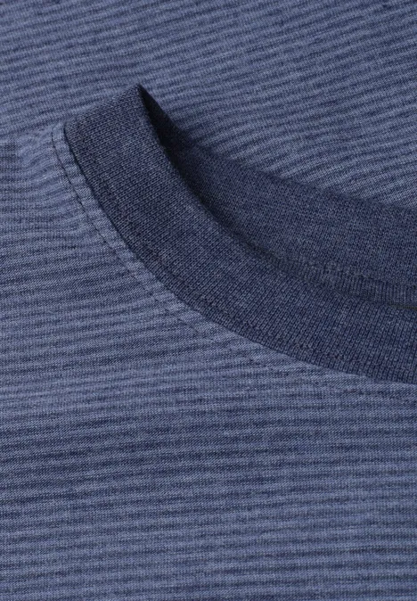 Close-up van de halslijn van een donkerblauw fijn gestreept T-shirt