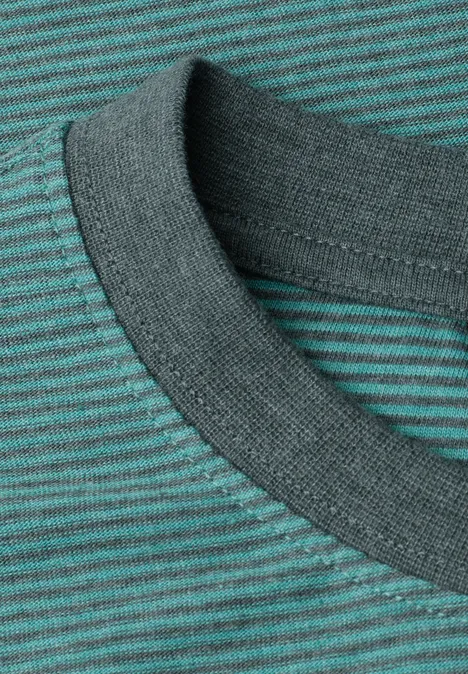 Close-up van een gestreept groen T-shirt met een ronde hals.