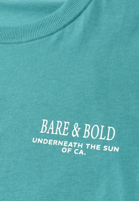 Turquoise T-shirt met witte tekst 'BARE & BOLD UNDERNEATH THE SUN OF CA.'