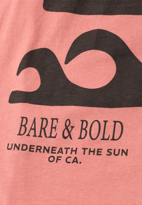 Roze T-shirt met zwarte golven en de tekst 'BARE & BOLD UNDERNEATH THE SUN OF CA.'