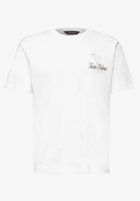 Schlichtes weißes T-Shirt mit kleinem Schriftzug auf der linken Brust