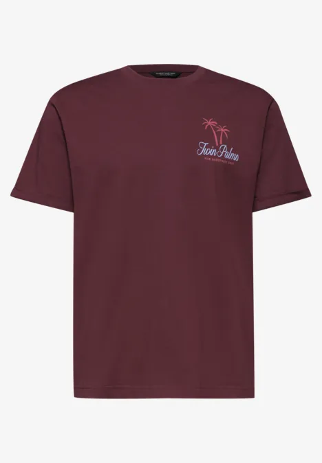 T-shirt bordeaux avec motif de palmiers et texte "True Palm" sur la poitrine