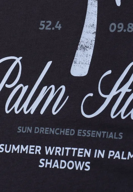 Schwarzes T-Shirt mit weißem Schriftzug: 52.4 09.8, Palm State, Sun Drenched Essentials & Summer written in palm shadows