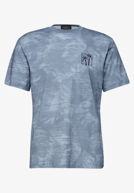 Lichtblauw-grijs T-shirt met abstracte washprint en klein zwart logo op de borst