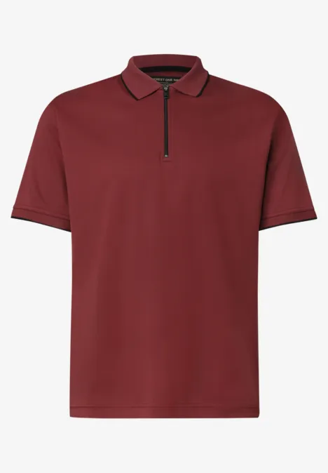 Bordeauxrotes Poloshirt mit kurzem Reißverschluss und kurzen Ärmeln.