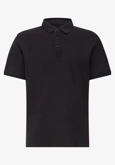 Eenvoudig zwart poloshirt met korte mouwen en knoopsluiting.