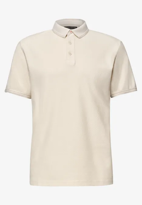 Ein schlichtes, cremefarbenes Poloshirt mit kurzen Ärmeln und Knopfleiste.