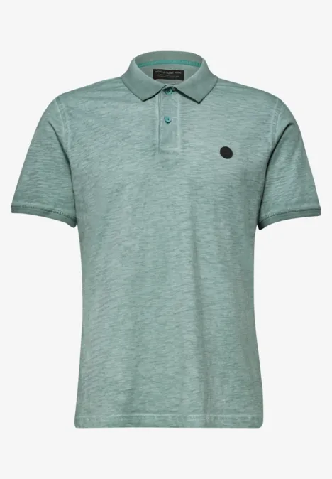 Een mintgroen poloshirt met korte mouwen, twee knopen en een klein rond logo op de borst.