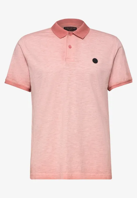 Rosa Poloshirt mit kurzärmeligem Schnitt, Knopfleiste und kleinem schwarzen Logo auf der Brust.