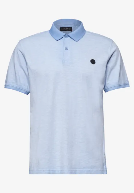 Lichtblauw poloshirt met korte mouwen en een subtiel zwart logo op de borst.