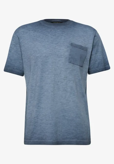 Ein blau meliertes T-Shirt mit Rundhalsausschnitt, kurzen Ärmeln und einer Brusttasche.