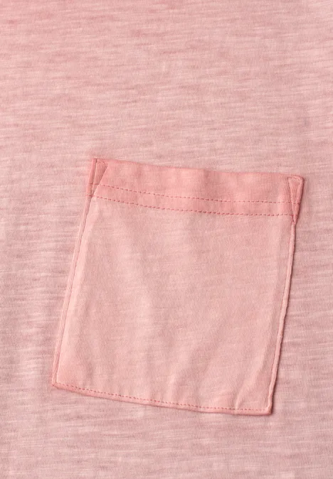 Roze T-shirt met een klein, vierkant borstzakje van dezelfde stof.