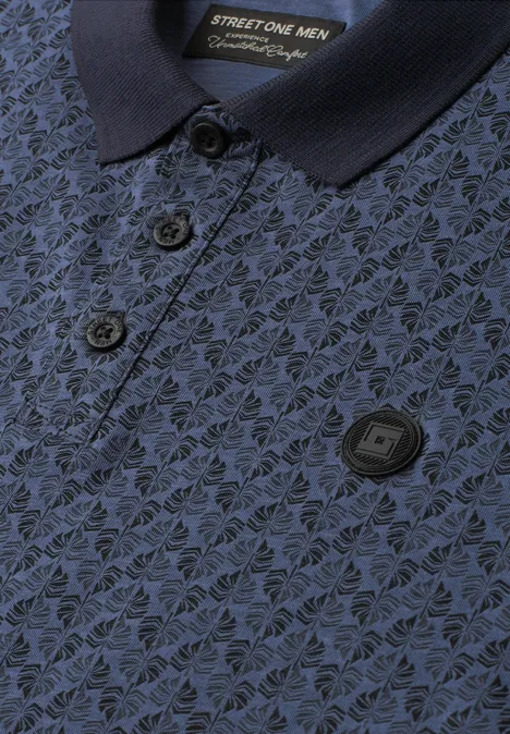 Dunkelblaues Poloshirt mit feinem Strukturmuster, Knopfleiste und kleinem Logopatch auf der Brust.