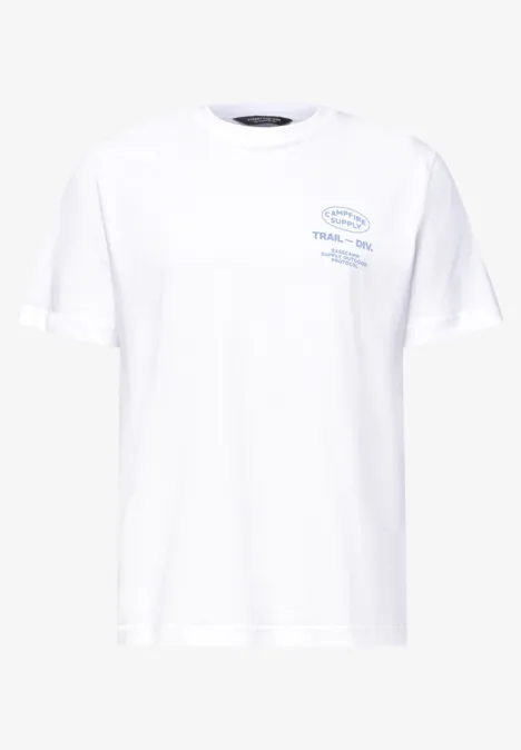 Wit T-shirt met klein blauw logo op de borst.
