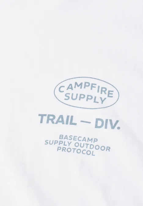 Witte T-shirt met lichtblauwe tekst "Campfire Supply Trail – Div. Basecamp Supply Outdoor Protocol".