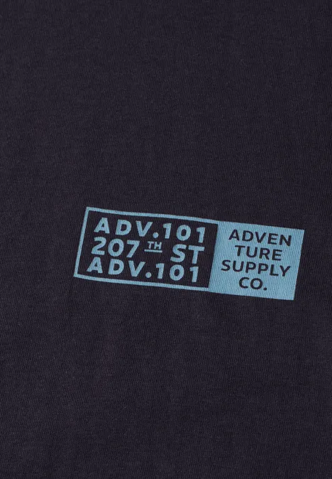 Zwarte stof met blauwe opdruk 'ADV.101 207th ST' en 'ADVENTURE SUPPLY CO.'