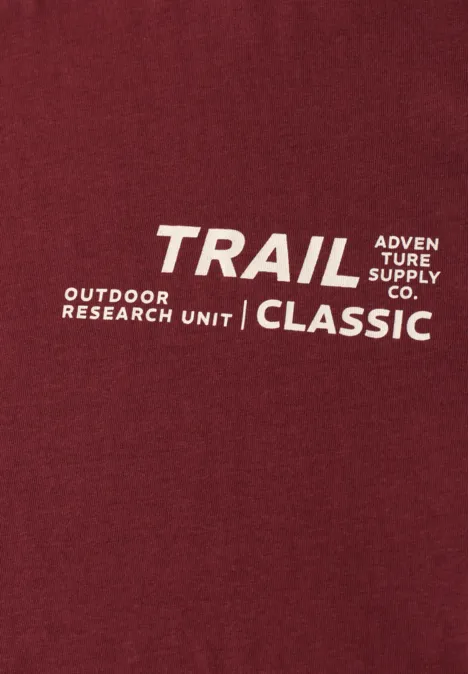 Donkerrood textiel met witte tekst 'TRAIL | CLASSIC. Outdoor Research Unit Adventure Supply Co.'