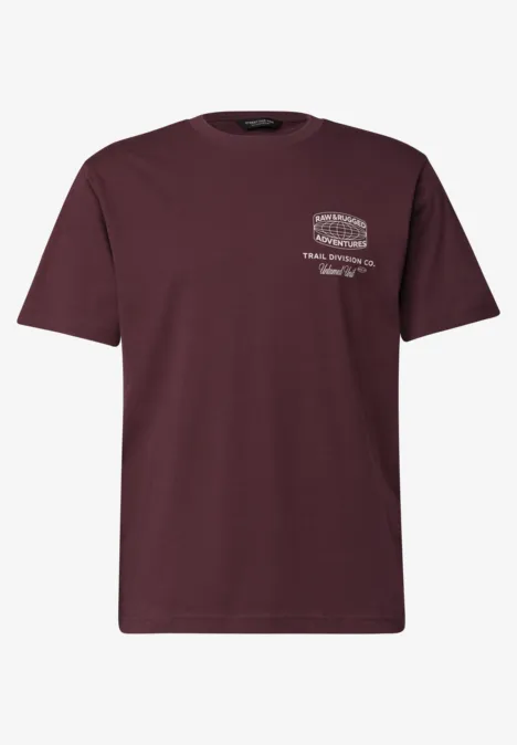 Een bordeauxrood T-shirt met korte mouwen en klein wit logo op de borst.