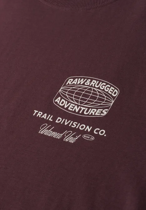 Bordeaux T-shirt met witte opdruk 'Raw & Rugged Adventures', 'Trail Division Co.'