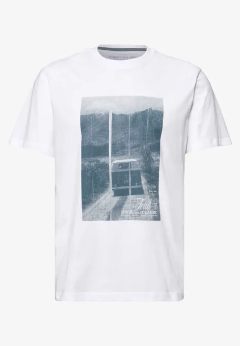 Wit T-shirt met fotoprint van een glazen corridor met uitzicht op beboste bergen.