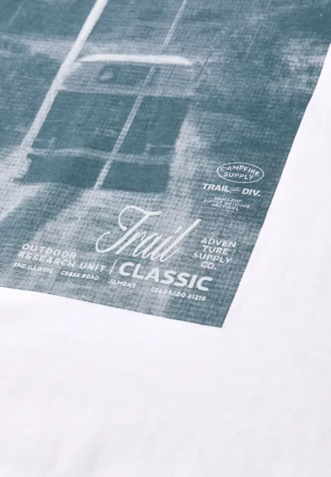 Wit T-shirt met grijze print van een sportveld en de tekst 'Trill Classic'.