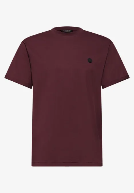 Schlichtes, bordeauxrotes T-Shirt mit Rundhalsausschnitt und kurzem Arm, dezent bestickt.