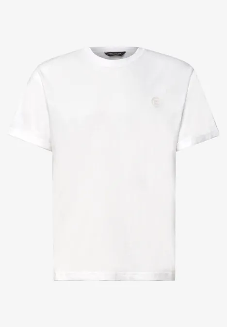 Een eenvoudig wit T-shirt met korte mouwen en ronde hals, zonder opdruk.