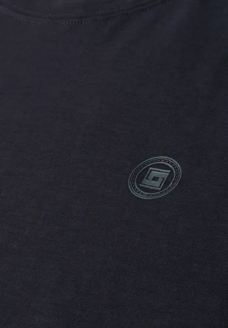Donkerblauw T-shirt met klein groen logo op de borst