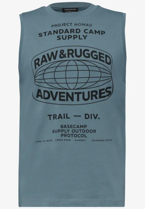 Ärmelloses hellblaues Top mit schwarzem Print 'Raw & Rugged Adventures' im Outdoor-Design.