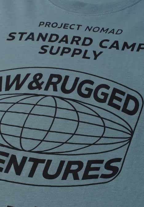Blauw T-shirt met zwarte opdruk «Project Nomad Standard Camp Supply W&W Rugged Ventures» en wereldbol-logo.