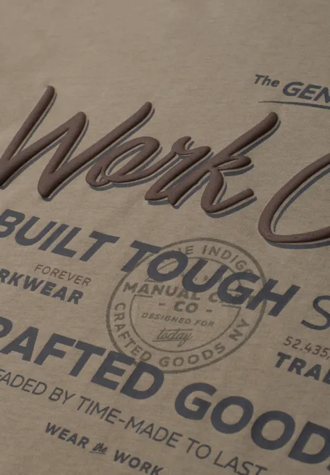 Shirt met ronde hals en Wording Artwork antique beige Close-up van een beige T-shirt met vintage tekst: 'Work Co', 'Built Tough', 'Crafted Goods'.