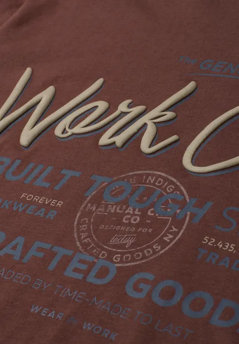 Shirt met ronde hals en Wording Artwork maroon brown Bruin T-shirt met vintage bedrukking 'Work Co', 'Built to Last' en 'Crafted Goods'.