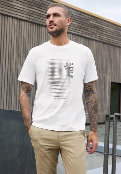 Shirt met ronde hals en opdruk bright white Een getatoeëerde man in een wit T-shirt en beige broek staat buiten voor een houten wand