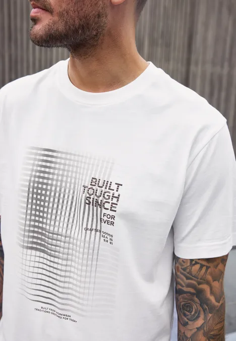 Shirt met ronde hals en opdruk bright white Man met wit T-shirt met zwart-wit grafisch patroon en tekst "BUILT TOUGH SINCE FOREVER".