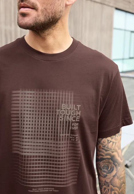 Shirt met ronde hals en print maroon brown Man met bruin T-shirt met rasterdesign en tekst, zichtbare getatoeëerde onderarm