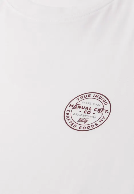 Shirt met ronde hals en opdruk op de borst bright white Een wit T-shirt met een rood ovaal logo "Manual Crafted Co Limited Goods" op borsthoogte.