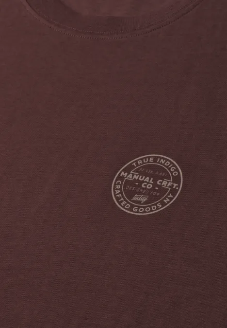 Shirt met ronde hals en opdruk op de borst maroon brown Een bruin T-shirt met een klein rond logo op de borst.