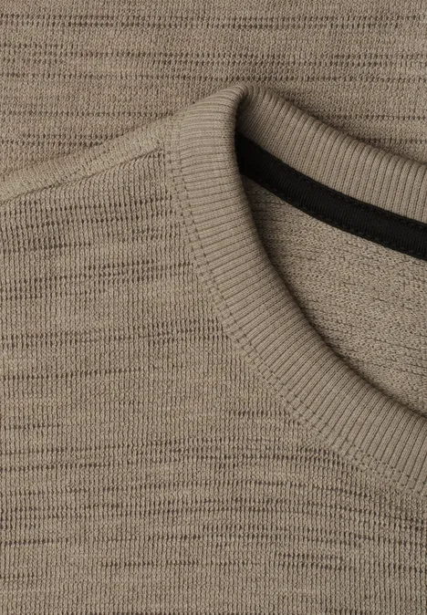 Shirt met ronde hals in space-dye-look antique beige Close-up van de ronde hals van een beige gebreide trui.