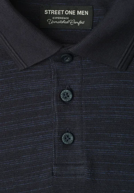 Langarm Poloshirt aus Baumwolle dark ink blue Nahaufnahme eines dunkelblauen Poloshirts mit feinen hellblauen Streifen, drei Knöpfen und Street One Men-Label.