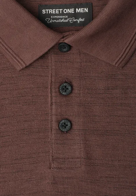 Polo met lange mouwen van katoen maroon brown Close-up van een bruin poloshirt met drie knopen en ribboordkraag.