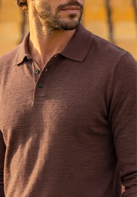 Polo met lange mouwen van katoen maroon brown Een man draagt een kastanjebruine polo in warm licht.