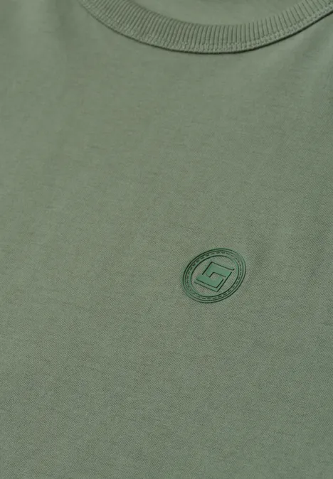 Olivgrünes T-Shirt mit Rundhalsausschnitt und kleinem, grünen Kreis-Logo auf der Brust