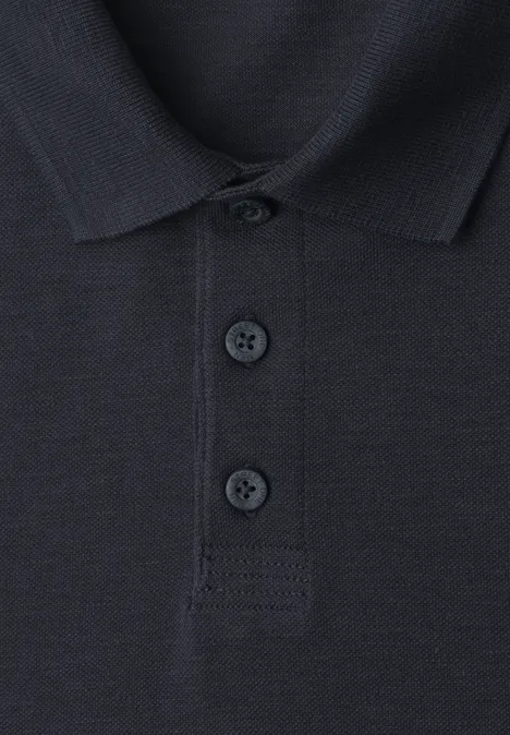 Langarm Poloshirt mit Taschendetail dark ink blue Nahaufnahme eines dunkelblauen Poloshirts mit Kragen und drei Knöpfen auf der Vorderseite.