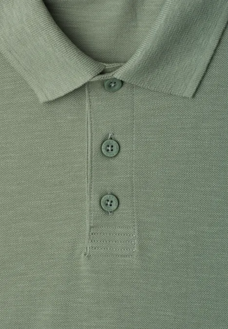 Poloshirt met lange mouwen en zakdetail willow green Close-up van een olijfgroen poloshirt met kraag en drie knopen.