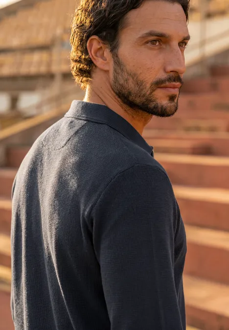 Langarm Poloshirt mit Zipperdetail dark ink blue Mann mit dunklen Haaren und Bart trägt dunkelblaues Polohemd auf Treppen im Freien.